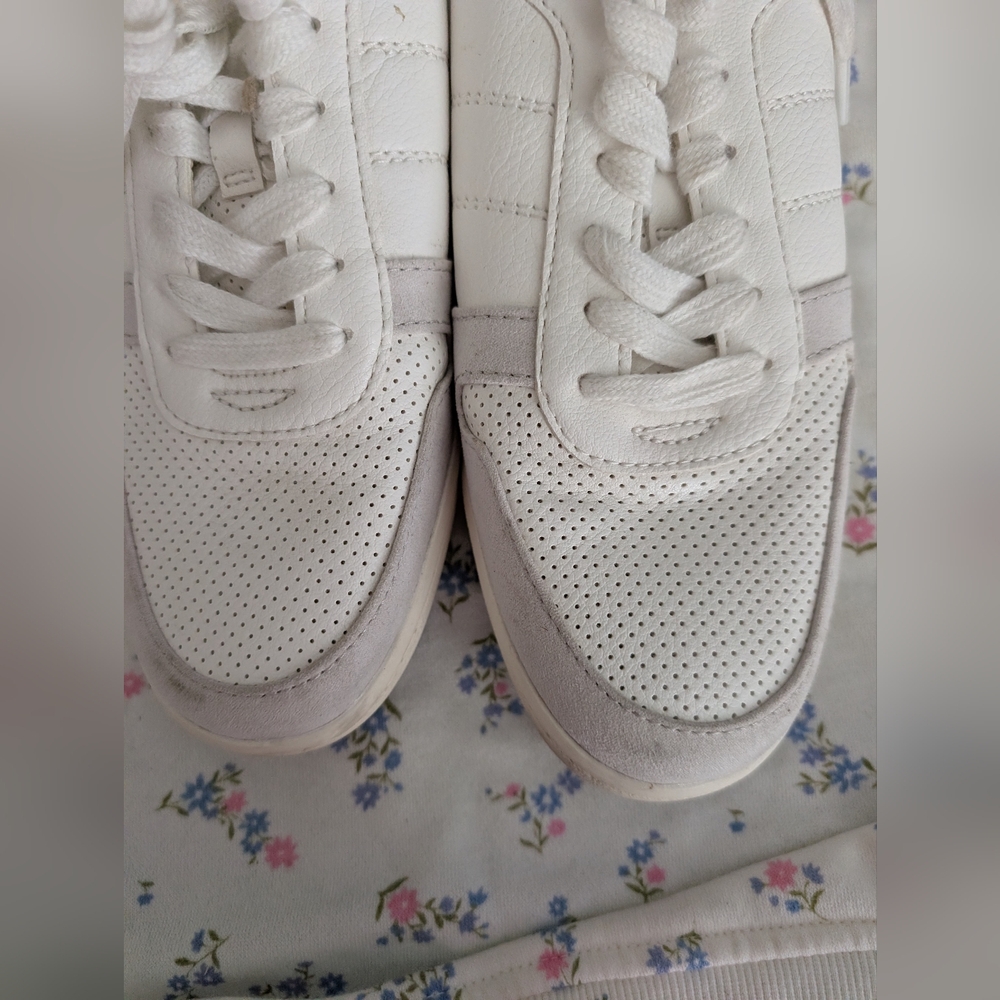 Universal Thread White Sneakers - Picture 6 of 6